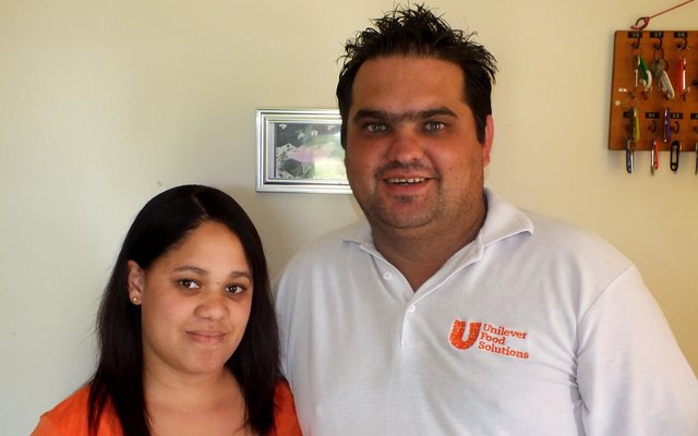 Norman (tydelike bestuurder) en Jessica (administrasie) Stevens van Gansbaai Karavaanpark.